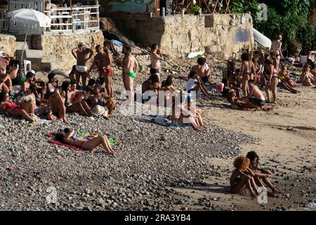 Salvador, Bahia, Brasile - 14 gennaio 2022: Si vedono prendere il sole sulle sabbie della spiaggia nella comunità Gamboa di Salvador, Bahia. Foto Stock