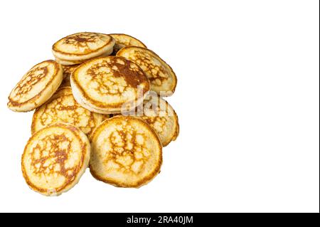 Pila di pancake al burro su un tavolo da cucina. Isolamento di alta qualità, sfondo bianco Foto Stock