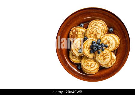 Piatto con pancake con mirtilli freschi e sciroppo . Isolamento di alta qualità, sfondo bianco Foto Stock