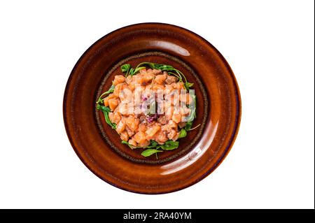 Tartare o tartare con pesce salmone, cipolla rossa, rucola e capperi in piatto rustico. Isolamento di alta qualità, sfondo bianco. Foto Stock