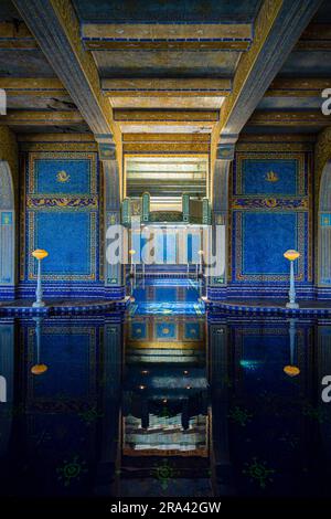 San Simeon, California - 19 aprile 2017: Vista interna della famosa piscina romana di lusso all'interno del castello di Hearst. Attrazione turistica e luogo famoso in California Foto Stock