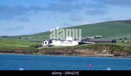 Distilleria Scapa Whisky ai margini di Scapa Flow nelle Orkney Isles, Scozia, Regno Unito. Foto Stock