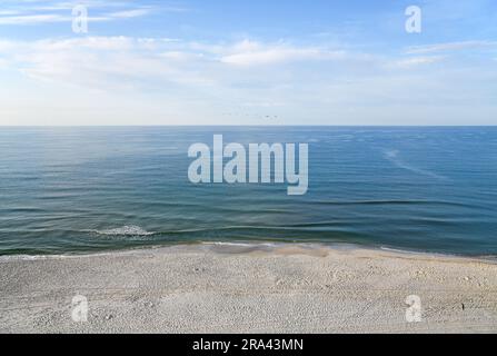 Vista dall'alto della spiaggia vuota di Gulf Shores la mattina presto coperta di impronte e tracciati del giorno precedente Foto Stock