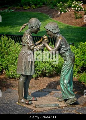 Ragazzo e una ragazza a mangiare il gelato statua in bronzo dello Zoo di Calgary Alberta Foto Stock