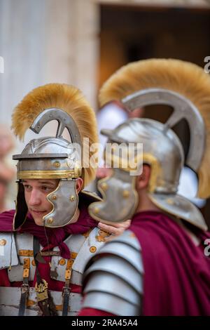 due uomini vestiti come centurioni romani nella città vecchia e il palazzo dei diocleziani a grad si divisero in croazia. Foto Stock