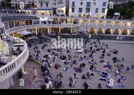 Biarritz, Francia. 30 giugno 2023. Il Biarritz International Film Festival porta in spiaggia per una "proiezione gratuita" all'aperto e gente del posto, turisti e VIP si riuniscono sul romantico Petit Plage della città per guardare la prima di "NOS Jours Heureux" Credit: Motofoto/Alamy Live News Foto Stock