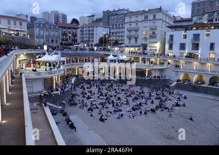 Biarritz, Francia. 30 giugno 2023. Il Biarritz International Film Festival porta in spiaggia per una "proiezione gratuita" all'aperto e gente del posto, turisti e VIPÕs si riuniscono sul romantico Petit Plage di cityÕs per assistere alla première di "NOS Jours Heureux" Credit: Motofoto/Alamy Live News Foto Stock
