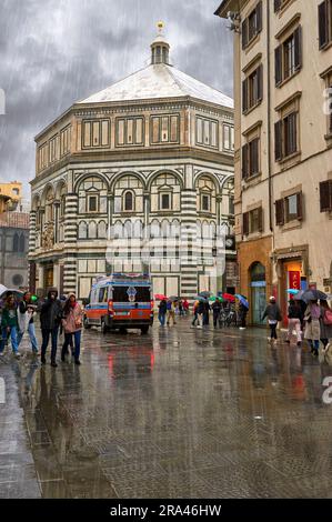 Giornata piovosa in piazza del Duomo, nel centro di Firenze, Italia Foto Stock