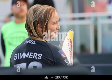 Saquarema, Rio de Janeiro, Brasile. 30 giugno 2023. Caitlin Simmers degli Stati Uniti sorride alla folla dopo aver vinto Heat 4 dell'Elimination Round al VIVO Rio Pro Surf Competition di Saquarema venerdì 30 giugno 2023. (Immagine di credito: © Rafa Pontes/ZUMA Press Wire) SOLO USO EDITORIALE! Non per USO commerciale! Foto Stock
