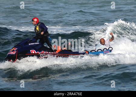 Saquarema, Rio de Janeiro, Brasile. 30 giugno 2023. Il brasiliano Jadson Andre festeggia dopo aver vinto Heat 1 dell'Elimination Round al VIVO Rio Pro Surf di Saquarema venerdì 30 giugno 2023. (Immagine di credito: © Rafa Pontes/ZUMA Press Wire) SOLO USO EDITORIALE! Non per USO commerciale! Foto Stock