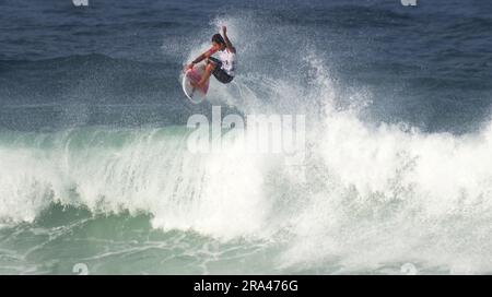 Saquarema, Rio de Janeiro, Brasile. 30 giugno 2023. Samuel Pupo del Brasile surfa in Heat 3 del round di eliminazione al VIVO Rio Pro Surf Competition di Saquarema venerdì 30 giugno 2023. (Immagine di credito: © Rafa Pontes/ZUMA Press Wire) SOLO USO EDITORIALE! Non per USO commerciale! Foto Stock