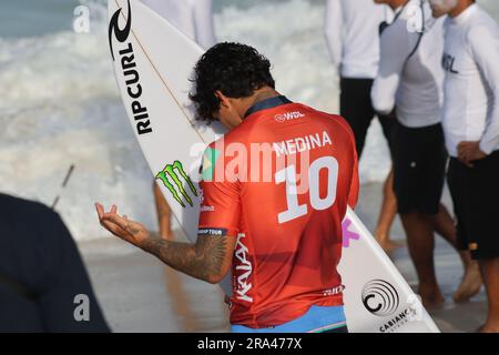 Saquarema, Rio de Janeiro, Brasile. 30 giugno 2023. Gabriel Medina del Brasile prega prima di fare surf nella Heat 3 dell'Elimination Round alla gara VIVO Rio Pro Surf di Saquarema venerdì 30 giugno 2023. (Immagine di credito: © Rafa Pontes/ZUMA Press Wire) SOLO USO EDITORIALE! Non per USO commerciale! Foto Stock