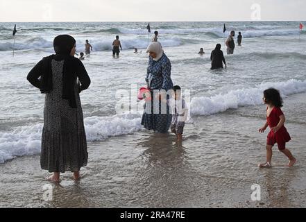 Herzliya Pituach, Israele. 30 giugno 2023. I musulmani palestinesi, molti provenienti dalla Cisgiordania, trascorrono una giornata in spiaggia il terzo giorno della festa Eid al-Adha a Herzliya Pituach, a nord di Tel Aviv, venerdì 30 giugno 2023. Israele rilascia permessi speciali per i palestinesi della Cisgiordania di entrare in Israele durante le vacanze islamiche. Foto di Debbie Hill/ Credit: UPI/Alamy Live News Foto Stock