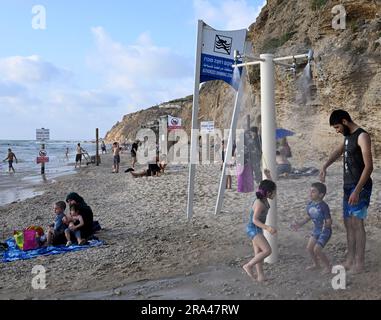 Herzliya Pituach, Israele. 30 giugno 2023. I musulmani palestinesi, molti provenienti dalla Cisgiordania, trascorrono una giornata in spiaggia il terzo giorno della festa Eid al-Adha a Herzliya Pituach, a nord di Tel Aviv, venerdì 30 giugno 2023. Israele rilascia permessi speciali per i palestinesi della Cisgiordania di entrare in Israele durante le vacanze islamiche. Foto di Debbie Hill/ Credit: UPI/Alamy Live News Foto Stock