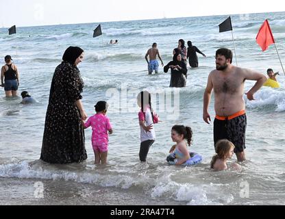 Herzliya Pituach, Israele. 30 giugno 2023. I musulmani palestinesi, molti provenienti dalla Cisgiordania, trascorrono una giornata in spiaggia il terzo giorno della festa Eid al-Adha a Herzliya Pituach, a nord di Tel Aviv, venerdì 30 giugno 2023. Israele rilascia permessi speciali per i palestinesi della Cisgiordania di entrare in Israele durante le vacanze islamiche. Foto di Debbie Hill/ Credit: UPI/Alamy Live News Foto Stock