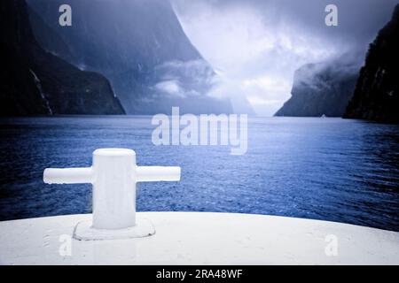 Una nuvolosa nel Milford Sound a Fiordland, South Island, nuova Zelanda. Foto Stock