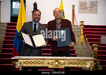 Bogotà, Colombia. 30 giugno 2023. Il ministro degli Esteri venezuelano Yvan Gil (L) e il ministro degli affari esteri della Colombia Alvaro Leyva (R) durante una dichiarazione congiunta sulla cooperazione alla ricerca di persone segnalate scomparse al confine venezuelano, a Bogotà, Colombia, il 30 giugno 2023. Foto di: Chepa Beltran/Long Visual Press Credit: Long Visual Press/Alamy Live News Foto Stock