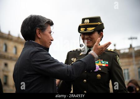 Bogotà, Colombia. 30 giugno 2023. Il sindaco di Bogotà Claudia Lopez (L) saluta il nuovo comandante del generale di brigata di polizia di Bogotà Sandra Patricia Hernandez (R) durante la cerimonia di assunzione del comando del generale di brigata di polizia colombiano Sandra Patricia Hernandez, a Bogotà, Colombia, 30 giugno 2023. Foto di: Chepa Beltran/Long Visual Press Credit: Long Visual Press/Alamy Live News Foto Stock