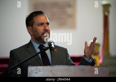 Bogotà, Colombia. 30 giugno 2023. Il ministro degli Esteri venezuelano Yvan Gil (L) e il ministro degli Esteri colombiano Alvaro Leyva (off camera) durante una dichiarazione congiunta sulla cooperazione alla ricerca di persone scomparse al confine venezuelano, a Bogotà, Colombia, il 30 giugno 2023. Foto di: Chepa Beltran/Long Visual Press Credit: Long Visual Press/Alamy Live News Foto Stock