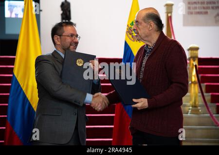 Bogotà, Colombia. 30 giugno 2023. Il ministro degli Esteri venezuelano Yvan Gil (L) e il ministro degli affari esteri della Colombia Alvaro Leyva (R) durante una dichiarazione congiunta sulla cooperazione alla ricerca di persone segnalate scomparse al confine venezuelano, a Bogotà, Colombia, il 30 giugno 2023. Foto di: Chepa Beltran/Long Visual Press Credit: Long Visual Press/Alamy Live News Foto Stock