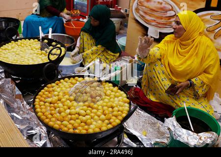Dubai, Emirati Arabi Uniti - 25 aprile 2023 preparazione Logma o Lugaimat ( Legaimat ), uno dei dolci più popolari degli Emirati arabi uniti Foto Stock