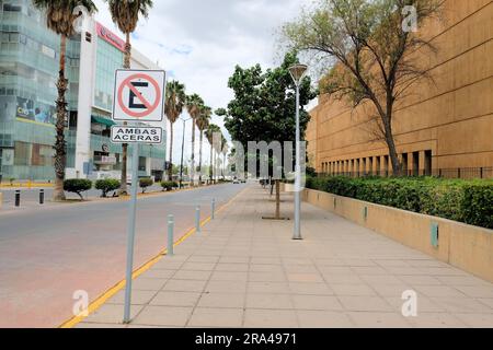 Nessun cartello di parcheggio in una strada a Leon, Guanajuato, Messico, che vieta agli autisti di parcheggiare su entrambi i lati della strada adiacente al marciapiede. Foto Stock