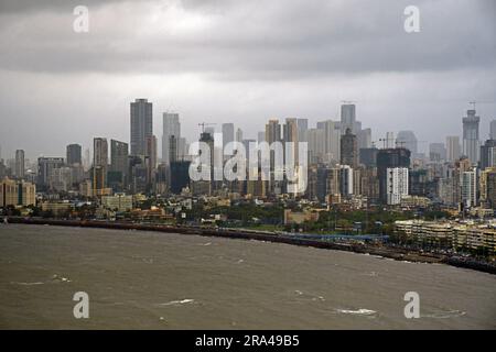 Mumbai, Maharashtra, India. 30 giugno 2023. Le nuvole monsoniche si riuniscono nel cielo attraverso Marine Drive a Mumbai. Marine Drive popolarmente conosciuta come Queen's Necklace è un tratto di 3 chilometri vicino al mare Arabico di Mumbai, spesso frequentato dalla gente del posto e dai turisti. (Immagine di credito: © Ashish Vaishnav/SOPA Images via ZUMA Press Wire) SOLO USO EDITORIALE! Non per USO commerciale! Foto Stock