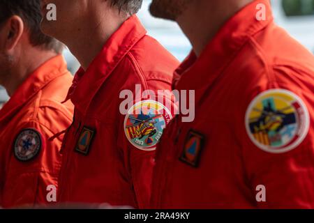 Marignane, Francia. 30 giugno 2023. I piloti indossano i nuovi loghi per celebrare l'anniversario della base. La base di elicotteri Securité civile, specializzata in incendi boschivi, celebra i 60 anni di attività nel complesso aeronautico dell'aeroporto di Marsiglia Provence a Marignane, in Francia. Credito: SOPA Images Limited/Alamy Live News Foto Stock