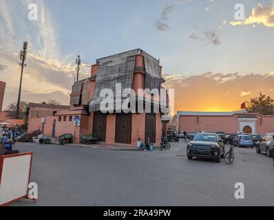 I tappeti vengono presentati per l'acquisto in una casa di un venditore di tappeti nella medina di Marrakech, in Marocco Foto Stock