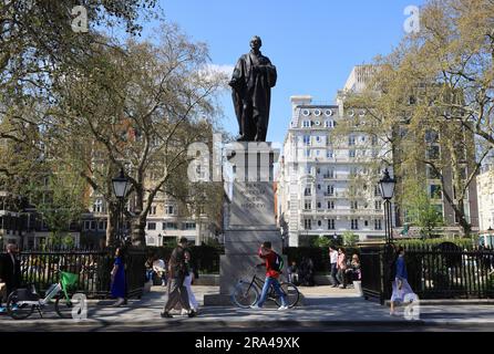 Statua di William Pitt su Hanover Square, una prestigiosa piazza di Mayfair, chiamata così in onore di Giorgio i, nel centro di Londra, Regno Unito Foto Stock