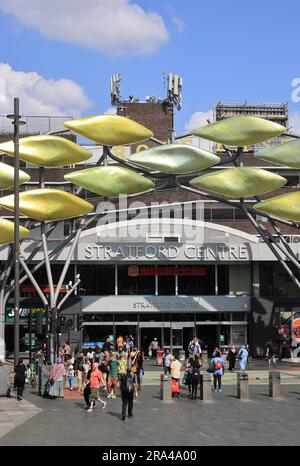 The Stratford Shoal by Studio Egret West fuori dal centro commerciale Stratford sulla Broadway, nella zona est di Londra, Regno Unito Foto Stock