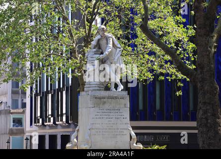 Statua del drammaturgo William Shakespeare in Leicester Square, una piazza pedonale nel West End, progettata nel 1670 come London Fields, Regno Unito Foto Stock