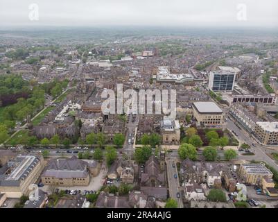 Harrogate, Regno Unito. 12 maggio 2023. (NOTA DELL'EDITORE: Immagine scattata con un drone)una vista aerea del centro di Harrogate nel North Yorkshire. (Foto di Edward Crawford/SOPA Images/Sipa USA) credito: SIPA USA/Alamy Live News Foto Stock