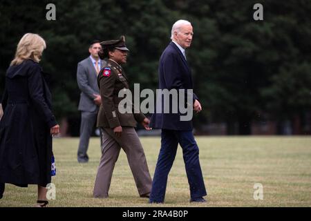 Washington, Stati Uniti. 30 giugno 2023. Il presidente DEGLI STATI UNITI Joe Biden (R) cammina con la First Lady Jill Biden (L) per salire a bordo di Marine One e partire per Camp David, a Fort Lesley J. McNair a Washington, DC, USA, 30 giugno 2023. Il presidente Biden passerà il fine settimana a Camp David e tornerà alla Casa Bianca il 4 luglio, giorno dell'indipendenza. Credito: Abaca Press/Alamy Live News Foto Stock