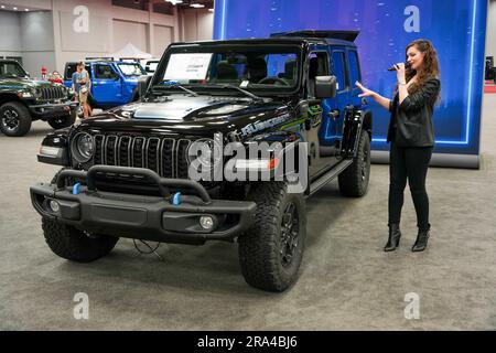 Austin, USA. 30 giugno 2023. Un espositore espone una Jeep all'Austin Auto Show del 2023 ad Austin, Texas, negli Stati Uniti, il 30 giugno 2023. L'Austin Auto Show del 2023 ha avuto inizio venerdì. Credito: Bo Lee/Xinhua/Alamy Live News Foto Stock