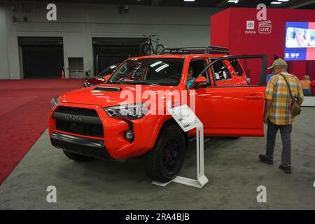 Austin, USA. 30 giugno 2023. La gente guarda una Toyota 4 Runner al Salone dell'automobile di Austin 2023, Texas, Stati Uniti, il 30 giugno 2023. L'Austin Auto Show del 2023 ha avuto inizio venerdì. Credito: Bo Lee/Xinhua/Alamy Live News Foto Stock