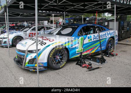 Le auto da corsa NASCAR si preparano per il grande evento del 30 giugno 2023. Questo è il 75° anniversario della NASCAR e la prima gara su strada disputata nella NASCAR Cup Series che si terrà a luglio 1-2 2023, e avrà come sfondo lo skyline di Chicago e il lago Michigan. (Foto di: Alexandra Buxbaum/Sipa USA) credito: SIPA USA/Alamy Live News Foto Stock