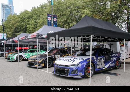 Le auto da corsa NASCAR si preparano per il grande evento del 30 giugno 2023. Questo è il 75° anniversario della NASCAR e la prima gara su strada disputata nella NASCAR Cup Series che si terrà a luglio 1-2 2023, e avrà come sfondo lo skyline di Chicago e il lago Michigan. (Foto di: Alexandra Buxbaum/Sipa USA) credito: SIPA USA/Alamy Live News Foto Stock