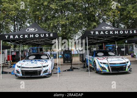 Le auto da corsa NASCAR si preparano per il grande evento del 30 giugno 2023. Questo è il 75° anniversario della NASCAR e la prima gara su strada disputata nella NASCAR Cup Series che si terrà a luglio 1-2 2023, e avrà come sfondo lo skyline di Chicago e il lago Michigan. (Foto di: Alexandra Buxbaum/Sipa USA) credito: SIPA USA/Alamy Live News Foto Stock