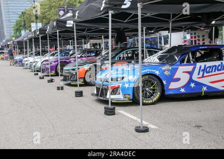 Le auto da corsa NASCAR si preparano per il grande evento del 30 giugno 2023. Questo è il 75° anniversario della NASCAR e la prima gara su strada disputata nella NASCAR Cup Series che si terrà a luglio 1-2 2023, e avrà come sfondo lo skyline di Chicago e il lago Michigan. (Foto di: Alexandra Buxbaum/Sipa USA) credito: SIPA USA/Alamy Live News Foto Stock