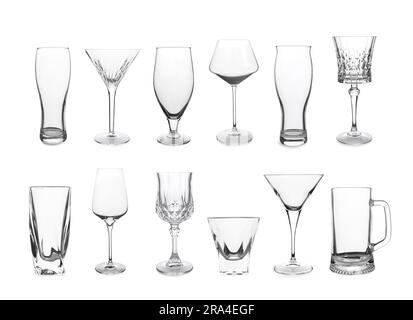 Collage con diversi bicchieri vuoti su sfondo bianco Foto Stock