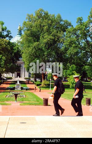 Due guardiamarina scendono i gradini della United States Naval Academy ad Annapolis in una giornata di sole Foto Stock