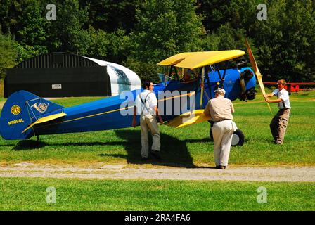 Un equipaggio di aeroplani prepara un Davis D1W per il decollo a Rhinebeck, New York, facendo girare manualmente l'elica per avviare il motore Foto Stock