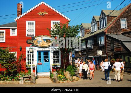 La gente passeggia per i negozi unici e le boutique di Bearskin Neck a Rockport, Massachusetts Foto Stock