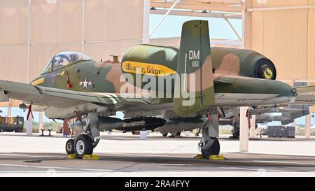 Un A-10C Thunderbolt II, assegnato al 357th Fighter Squadron, è esposto sulla flightline presso la Davis-Monthan Air Force base, Ariz., 29 giugno 2023. Comunemente indicato come il "Warthog" per il suo design e spesso dipinto con i denti sul cono del naso, l'aereo A-10C era gli Stati Uniti Il principale aereo di supporto aereo ravvicinato a bassa quota dell’Air Force. (STATI UNITI Foto dell'aeronautica militare del Senior Airman William Turnbull) Foto Stock