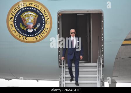 Queens, Stati Uniti. 29 giugno 2023. Il presidente degli Stati Uniti Joe Biden scende le scale inferiori dell'Air Force One e non utilizza le scale superiori dell'Air Force One. Il motivo per cui il Presidente ha usato le scale di fondo è sconosciuto. Il presidente degli Stati Uniti Joe Biden arriva sull'Air Force One all'Aeroporto Internazionale John F. Kennedy nel Queens, New York, Stati Uniti il 29 giugno 2023 il presidente degli Stati Uniti Joe Biden arriva sull'Air Force One all'Aeroporto Internazionale John F. Kennedy. Credito: SOPA Images Limited/Alamy Live News Foto Stock