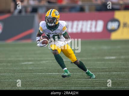 (Ottawa, Canada---30 giugno 2023) CJSims (16) degli Edmonton Elks gioca nella stagione regolare della Canadian Football League (CFL) tra gli Edmonton Elks agli Ottawa Redblacks. Fotografia Copyright 2023 Sean Burges / Mundo Sport Images. Crediti: Sean Burges/Alamy Live News Foto Stock