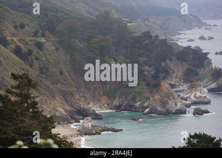McWay cade lungo la costa di Big Sur in California Foto Stock