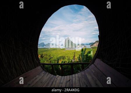 La vista delle montagne è fatta attraverso una finestra rotonda. Foto Stock