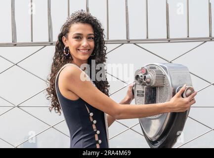 New York, Stati Uniti. 30 giugno 2023. Miss Teen USA 2022 Faron Medhi partecipa all'illuminazione cerimoniale dell'Empire State Building di New York per celebrare il 4 luglio (foto di Lev Radin/Pacific Press) credito: Pacific Press Media Production Corp./Alamy Live News Foto Stock